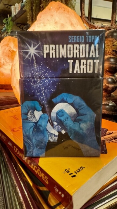 Caixa do baralho PRIMORDIAL TAROT com ilustração de mãos azuis segurando cristais
