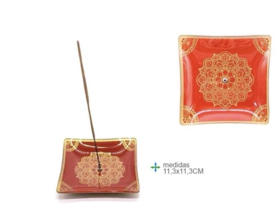 Prato cerâmico vermelho com padrão dourado para incenso