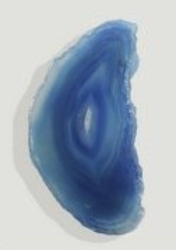 Fatia de ágata azul com anéis concêntricos e textura translúcida