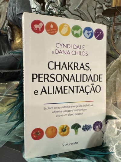 Livro Chakras, Personalidade e Alimentação com capa branca e ilustrações coloridas