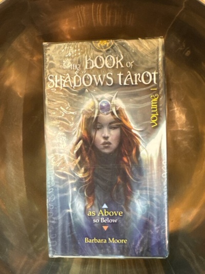 Caixa do baralho The Book of Shadows Tarot com figura feminina no centro