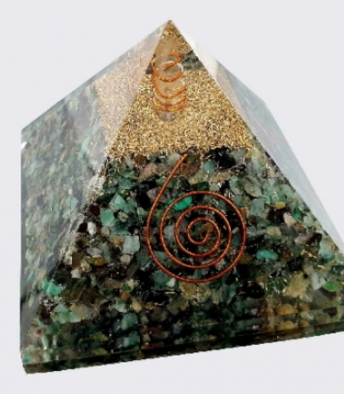 Pirâmide decorativa com pedras verdes, metais dourados e cobre com desenhos em espiral