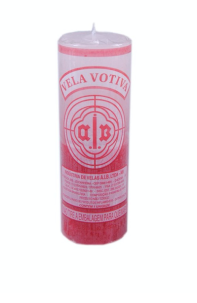 Vela votiva cilíndrica branca e vermelha com texto vermelho e selo central