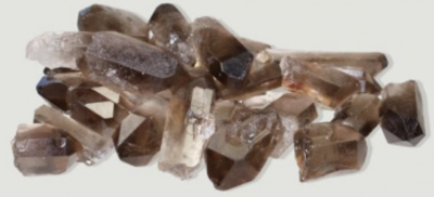 Cristais de quartzo fumado castanhos em várias formas e tamanhos sobre fundo branco