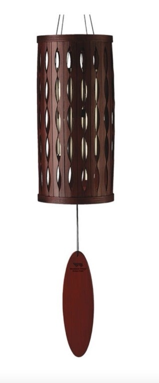 Cata-vento de madeira castanho escuro com suporte cilíndrico e peça oval pendurada