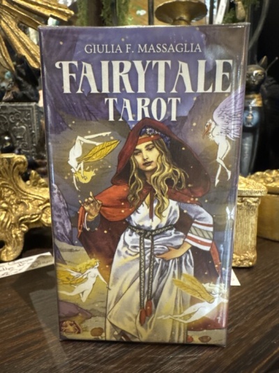 Caixa do baralho FAIRYTALE TAROT por Giulia F. Massaglia com arte de figura feminina e fadas