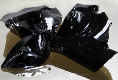 Pedaços de obsidiana negra brilhante