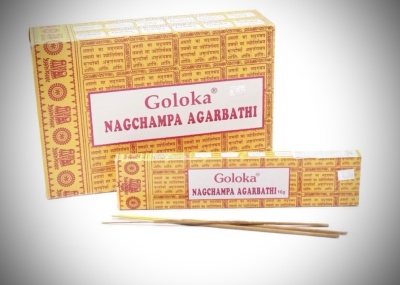 Caixas amarelas de incenso Goloka Nagchampa Agarbathi com varetas à frente