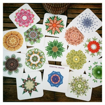 Cartas ESSENTIAL ORACLE com padrões florais e mandalas em cartolina branca