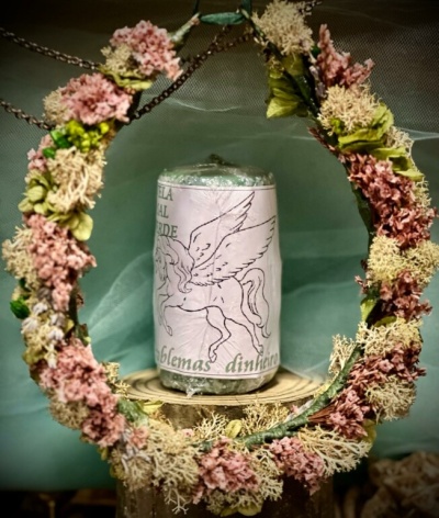 Vela com desenho de pégaso e grinalda floral circular decorativa