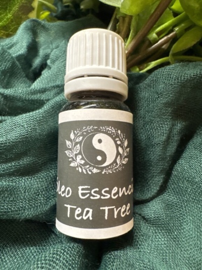 Frasco de óleo essencial Tea Tree com etiqueta e tampa branca