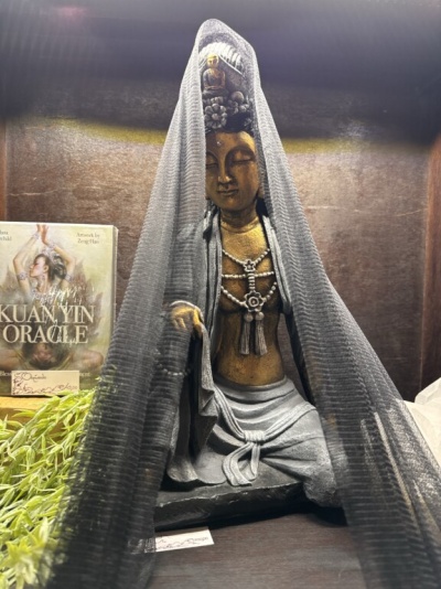Estátua decorativa de Kuan Yin com véu preto transparente
