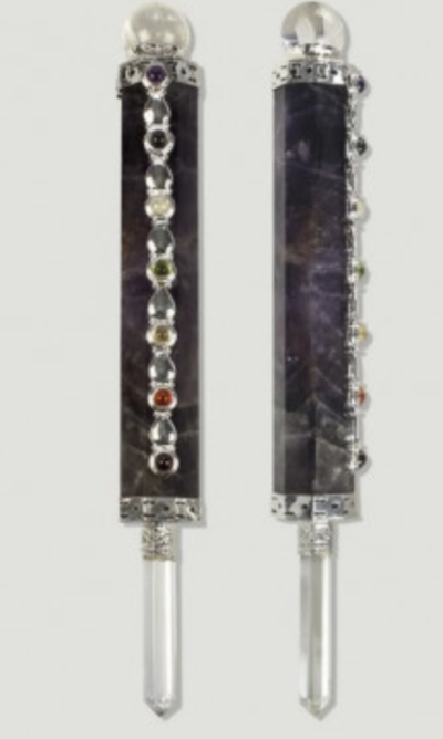 Duas varinhas de ametista com pedras coloridas e pontas de cristal