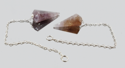 Pendulos de cristal violeta e castanho com corrente prateada
