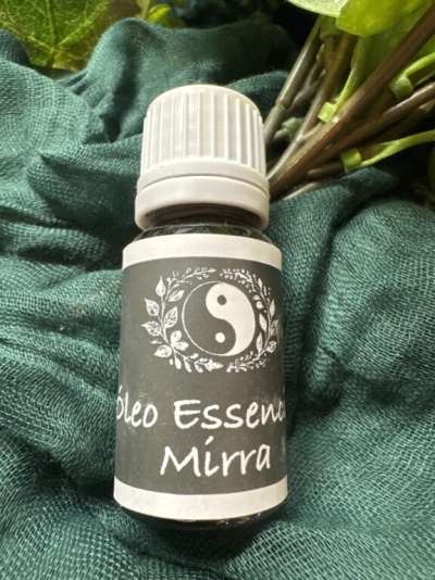 frasco pequeno de óleo essencial de mirra com tampa branca e rótulo cinza