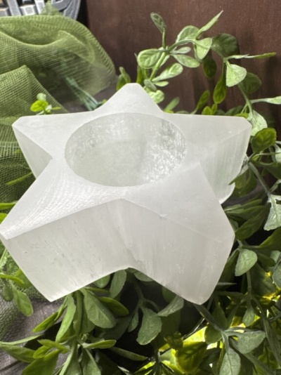 Suporte de vela estrela em cristal branco com folhas verdes