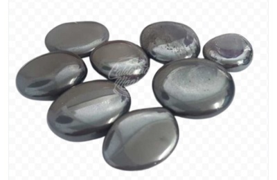 Pedras polidas de hematite metálicas em fundo branco.