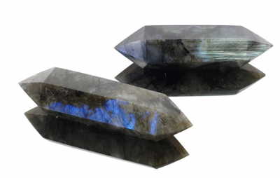 Pedras minerais facetadas cinzentas com brilhos azuis