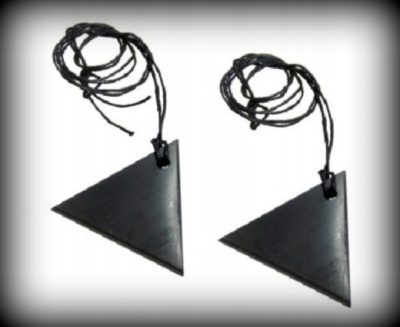Dois colares com pendentes triangulares pretos e cordões pretos