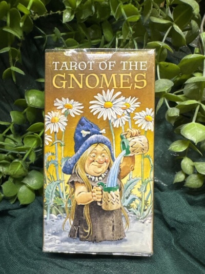 Caixa do baralho Tarot of the Gnomes com ilustração colorida de gnomo e margaridas