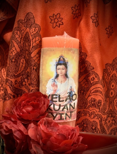 Vela aromática laranja com imagem de Kuan Yin e flores vermelhas