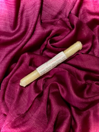 Vela fina amarela com rótulo em tecido vinho