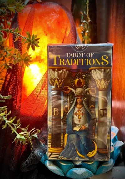 Baralho Tarot of Traditions com ilustração da Sacerdotisa em suporte azul e luz laranja ao fundo