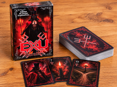 Baralho EXU com caixa preta e vermelha, cartas ilustradas com números 1, 7 e 22 sobre mesa de madeira.