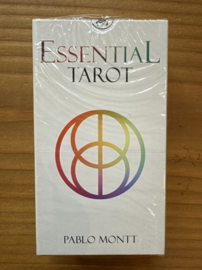 Caixa branca de baralho de tarot Essential Tarot com símbolo colorido e nome do autor