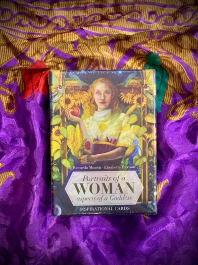 Caixa de cartas inspiracionais com ilustração de mulher e flores sobre tecido colorido