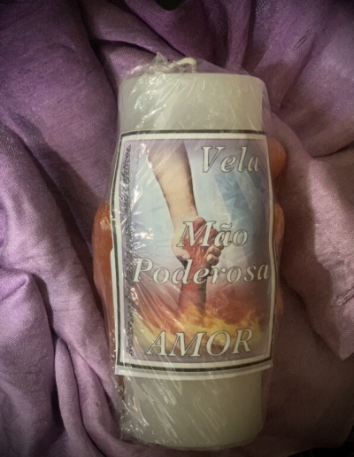 Vela embrulhada com etiqueta de mão poderosa e texto amor