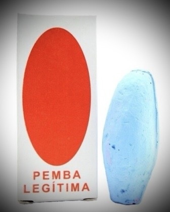 Caixa branca com oval vermelho e texto PEMBA LEGÍTIMA ao lado de um pedaço azul claro irregular
