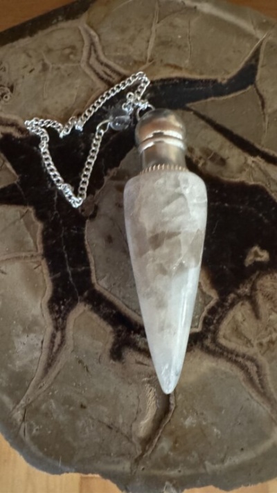 Pêndulo de cristal transparente com base metálica prateada e corrente