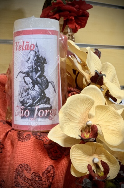 Velão São Jorge com imagem de São Jorge a cavalo e flores artificiais amarelas e vermelhas