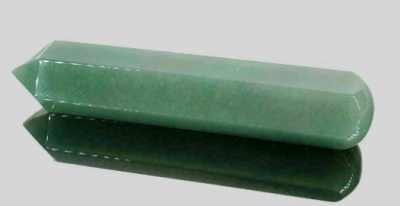 Varinha de cristal verde polida, pontas facetadas, refletida em superfície espelhada