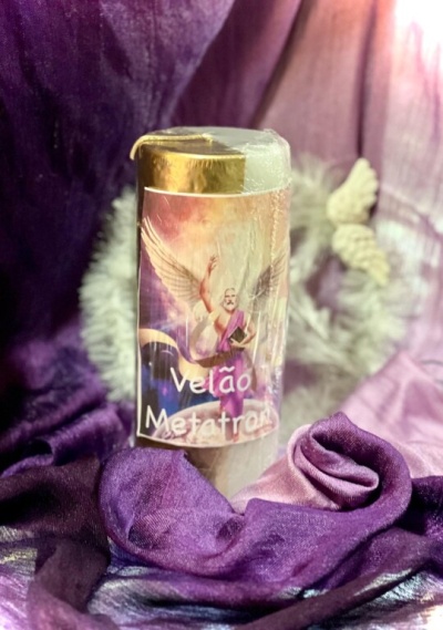 Vela Metatron com rótulo de anjo sobre tecido roxo