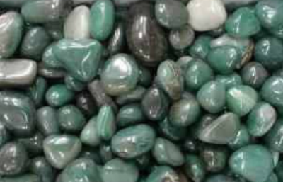 Pedras semi-preciosas polidas em tons de azul, verde e cinzento