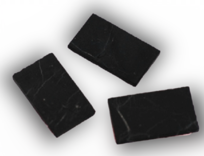 Barras retangulares de chocolate negro com veios brancos sobre fundo branco