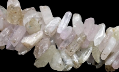 Colar de pedras naturais irregulares em tons pastel