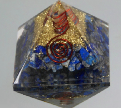 Pirâmide decorativa com pedras azuis e espiral de cobre