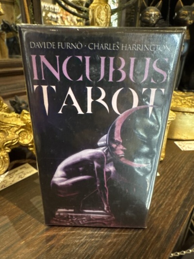 Caixa de tarot Incubus Tarot com figura humana roxa e lua crescente