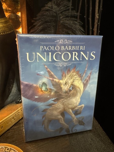 Caixa de produto azul com desenho de criatura mítica e texto PAOLO BARBIERI UNICORNS