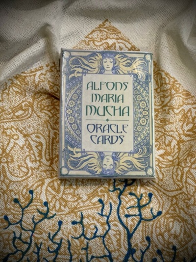 Caixa de cartas oraculares Alfons Maria Mucha sobre tecido decorado