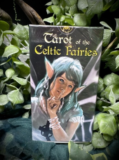 Caixa do baralho Tarot of the Celtic Fairies com ilustração de fada em ambiente com plantas verdes