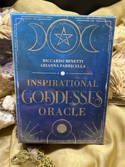 Caixa azul e dourada do baralho oráculo Inspirational Goddesses Oracle sobre tecido dourado com cristais