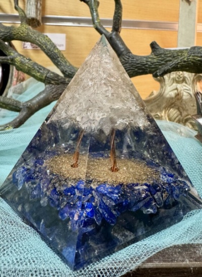 Piramide decorativa de resina com pedras azuis e fios de cobre
