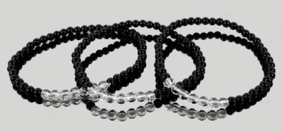 Braceletes de contas pretas e transparentes com brilho