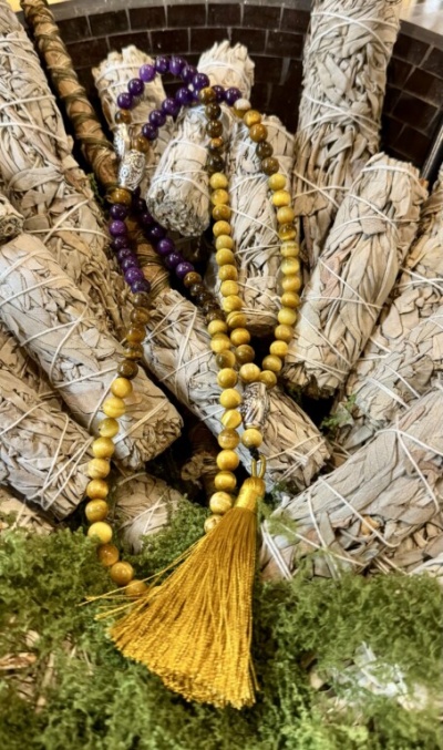 Feixes de sálvia branca e colares de contas com pendente e tassel