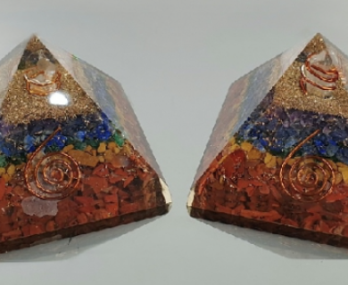 Duplas pirâmides decorativas com pedras coloridas e espiral metálica