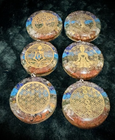Discos redondos ornamentais com desenhos dourados e pedras coloridas em resina